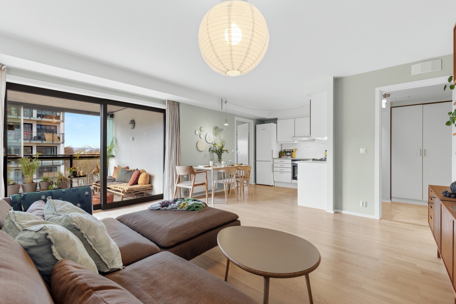 Stilren 3-roms med nymalte flater i et lyst fargevalg og lyspigmentert parkett på gulv. Galleribilde