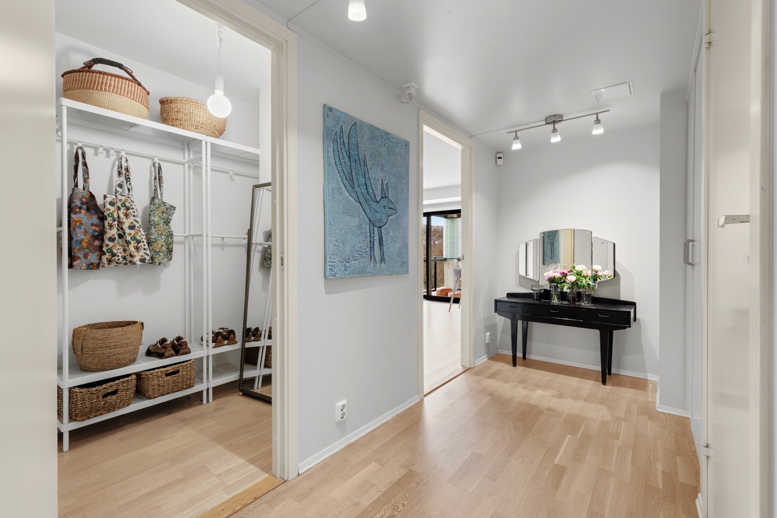 For ytterligere oppbevaringsplass er det også plass til kommode eller garderobeskap. Galleribilde