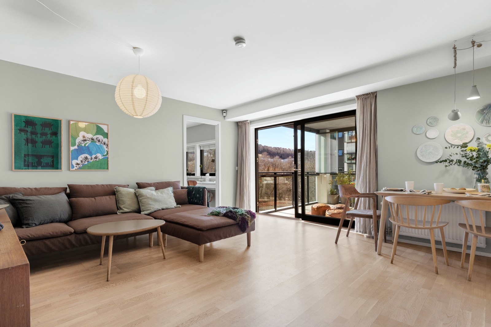 En moderne bolig fra 2012 med god kvalitet og smarte løsninger, sentralt plassert, men likevel i en rolig og tilbaketrukket beliggenhet. Galleribilde