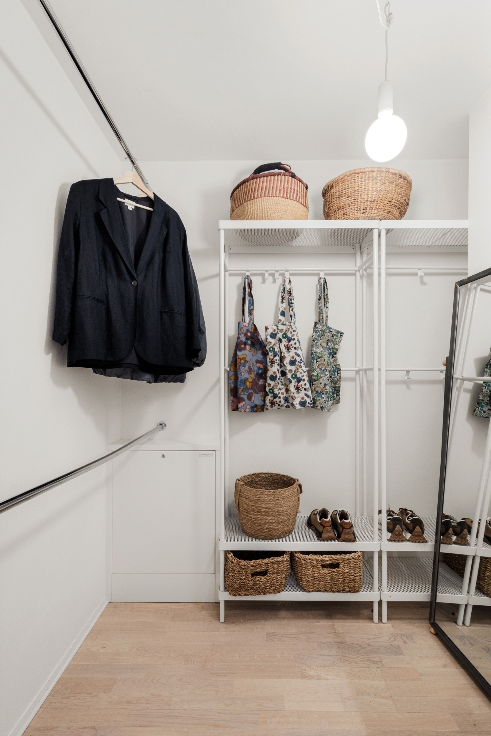 Her er det satt inn garderobeskap som sørger for svært gode oppbevaringsmuligheter. Galleribilde