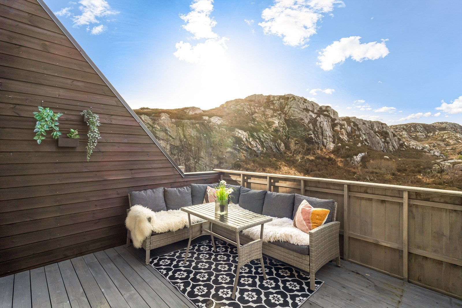 Fra stuen har du direkte utgang til en sørvendt altan på 11,4 m², hvor du kan nyte lange, solfylte dager Galleribilde