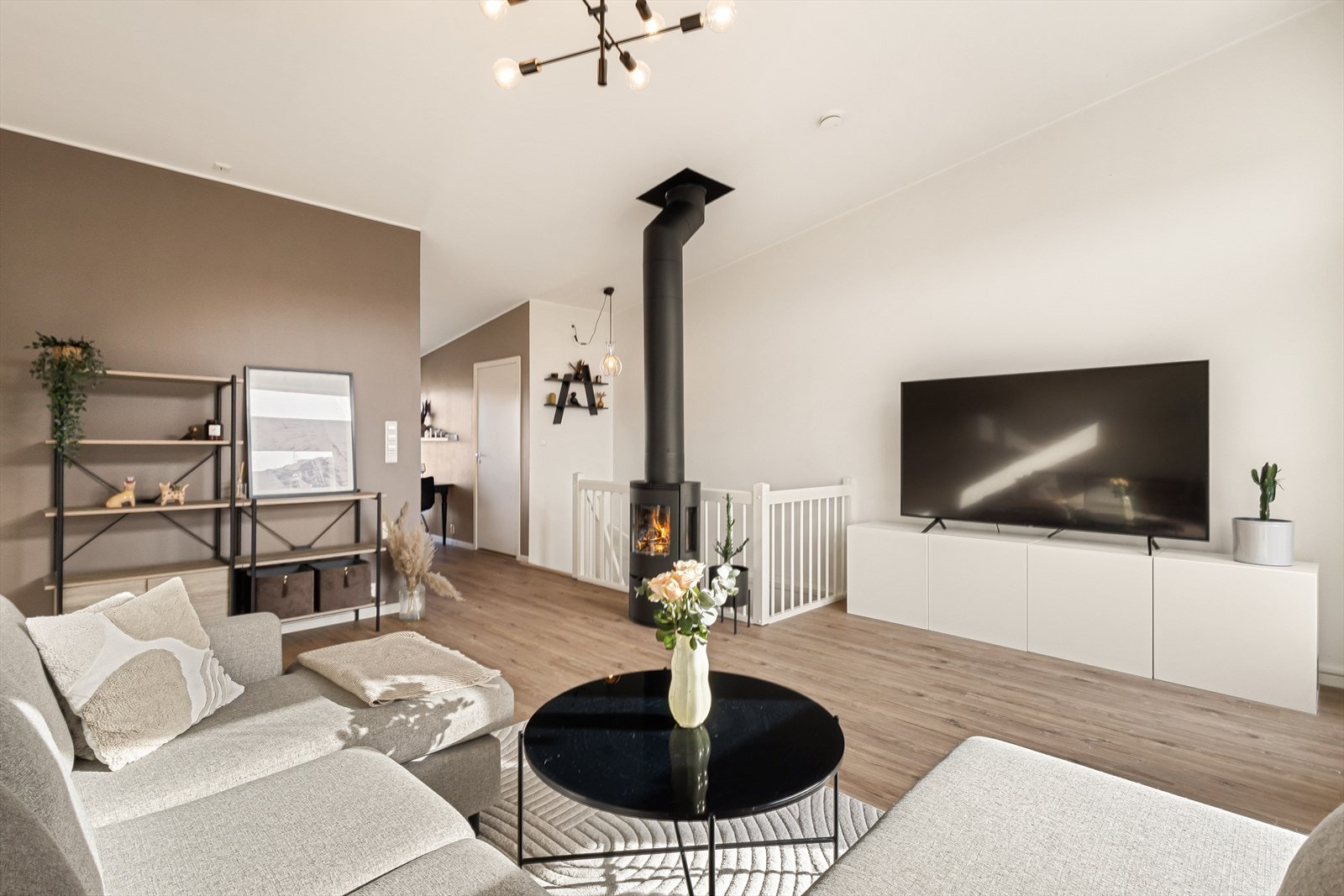 Den luftige stuen har god plass til en stor sofagruppe og øvrig møblement Galleribilde