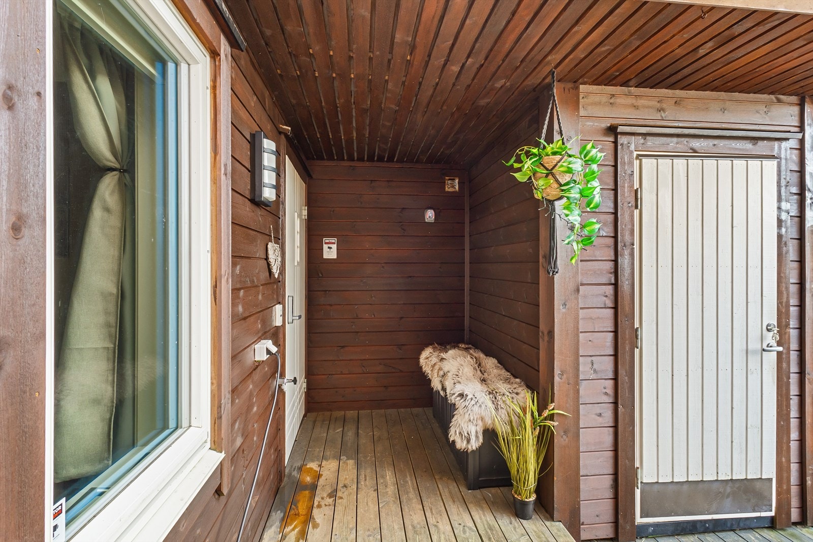 Overbygget inngangsparti med utvendig bod på 3m² Galleribilde