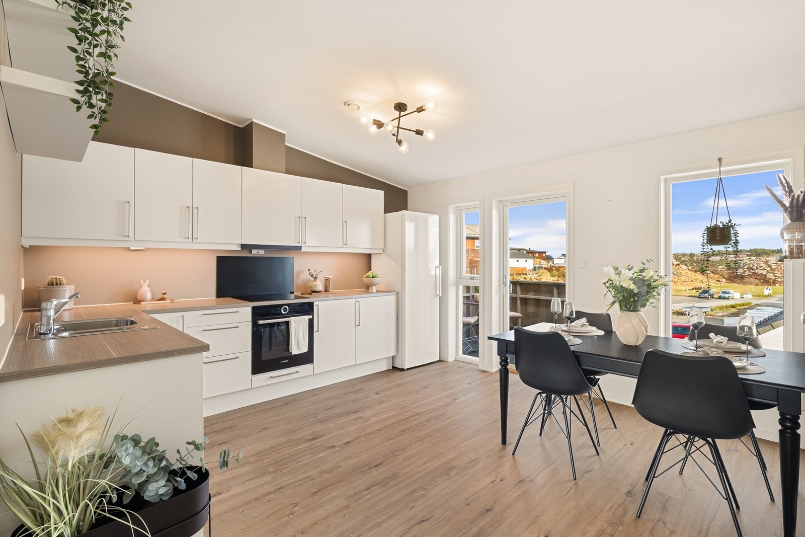 Her får du rikelig med oppbevaringsplass i både overskap og underskap, samt en romslig spiseplass hvor du kan samle familie og venner til hyggelige måltider Galleribilde