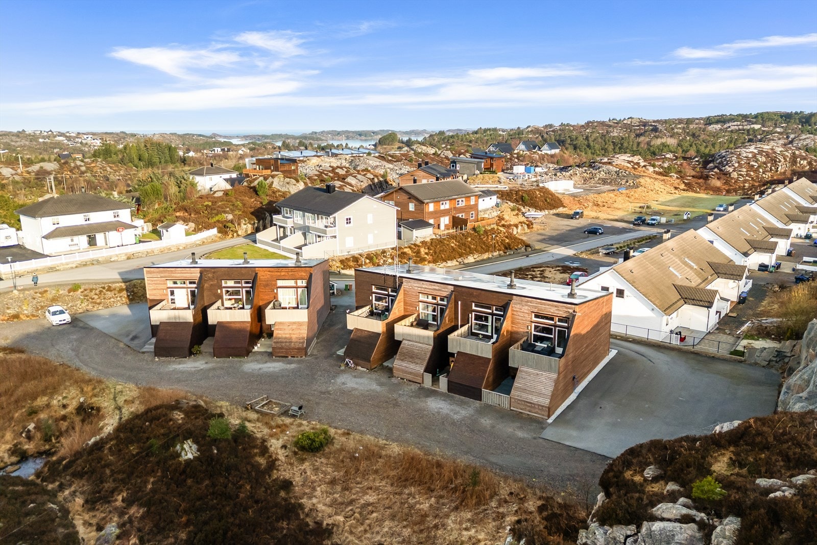 Her bor du med kort gangavstand til barnehage, barneskole og bussholdeplass, noe som gjør området ideelt for barnefamilier Galleribilde