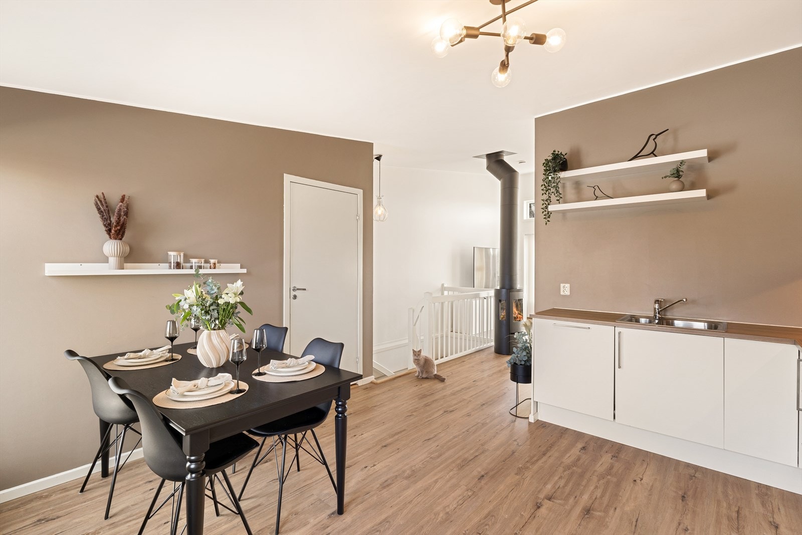 I tillegg er det en bod ved kjøkkenet for ekstra oppbevaring Galleribilde