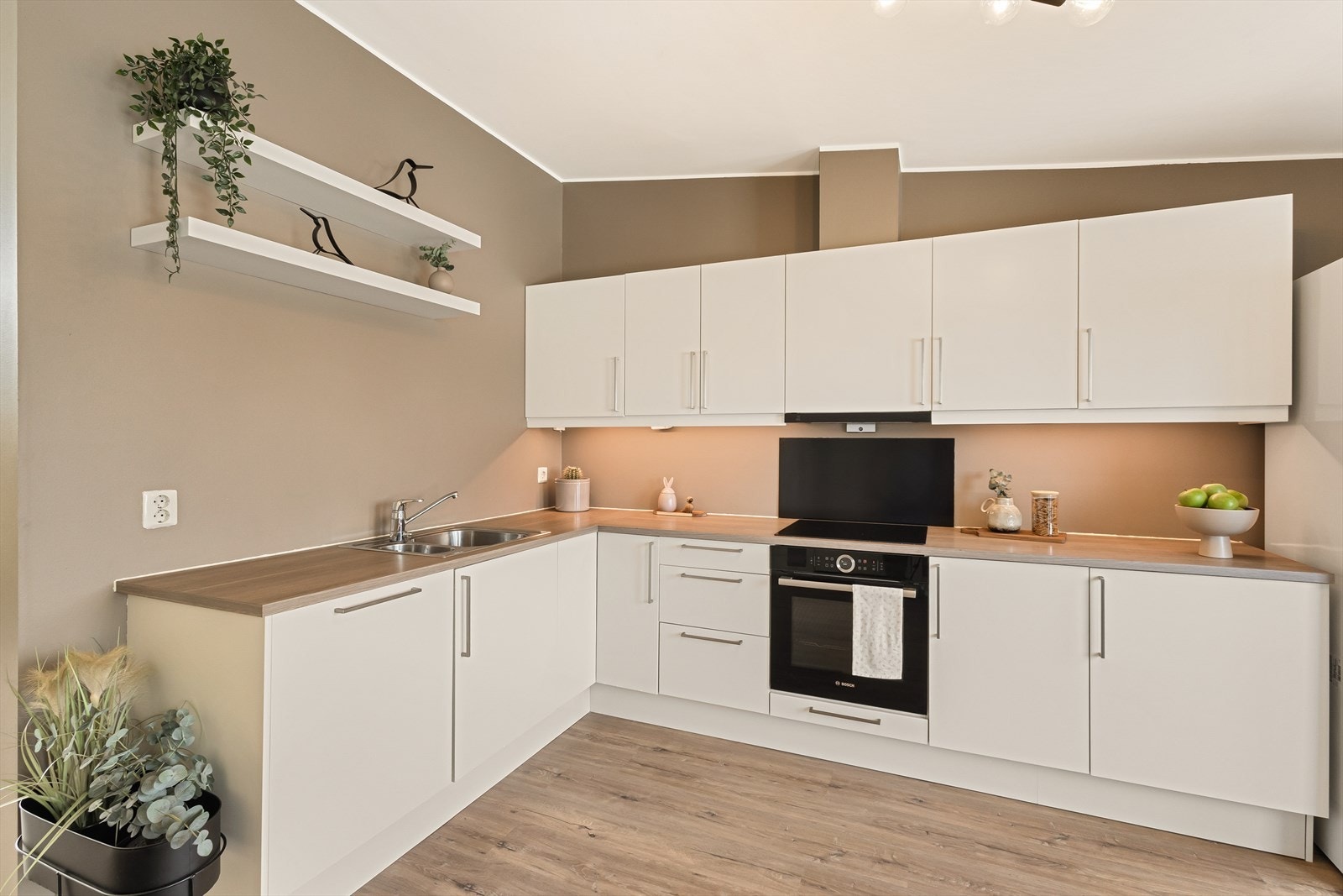 Pent Norema kjøkkeninnredning med slette fronter og laminert benkeplate Galleribilde