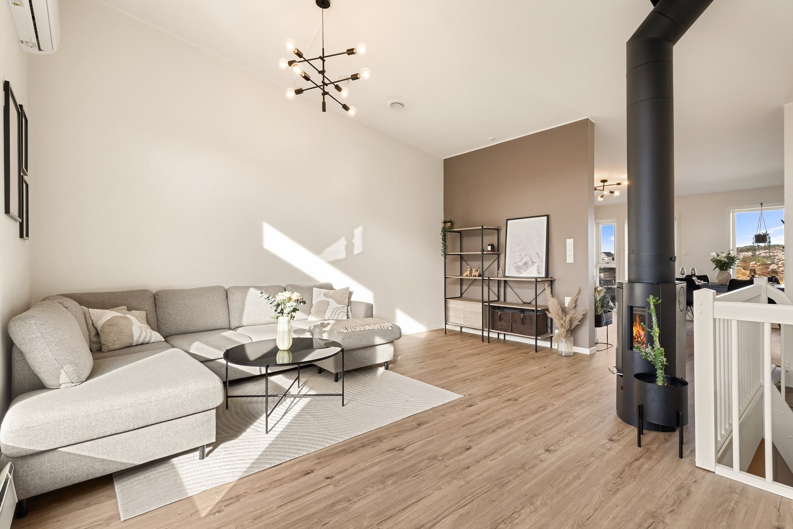 Boligen har en gjennomgående god standard og strekker seg over to plan Galleribilde