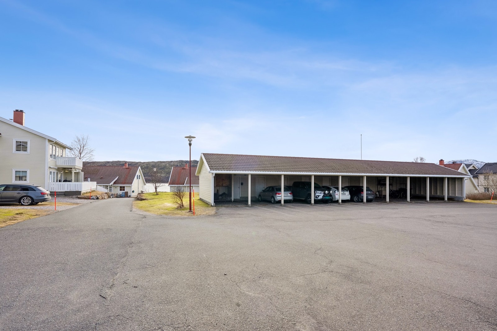 Parkering skjer i carport og på felles oppstillingsplass. Galleribilde