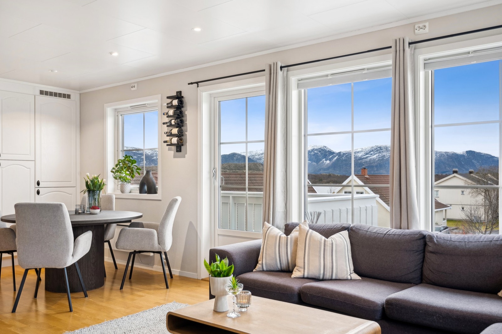 Fra stuen er det utgang til sørvendt veranda med god utsikt Galleribilde
