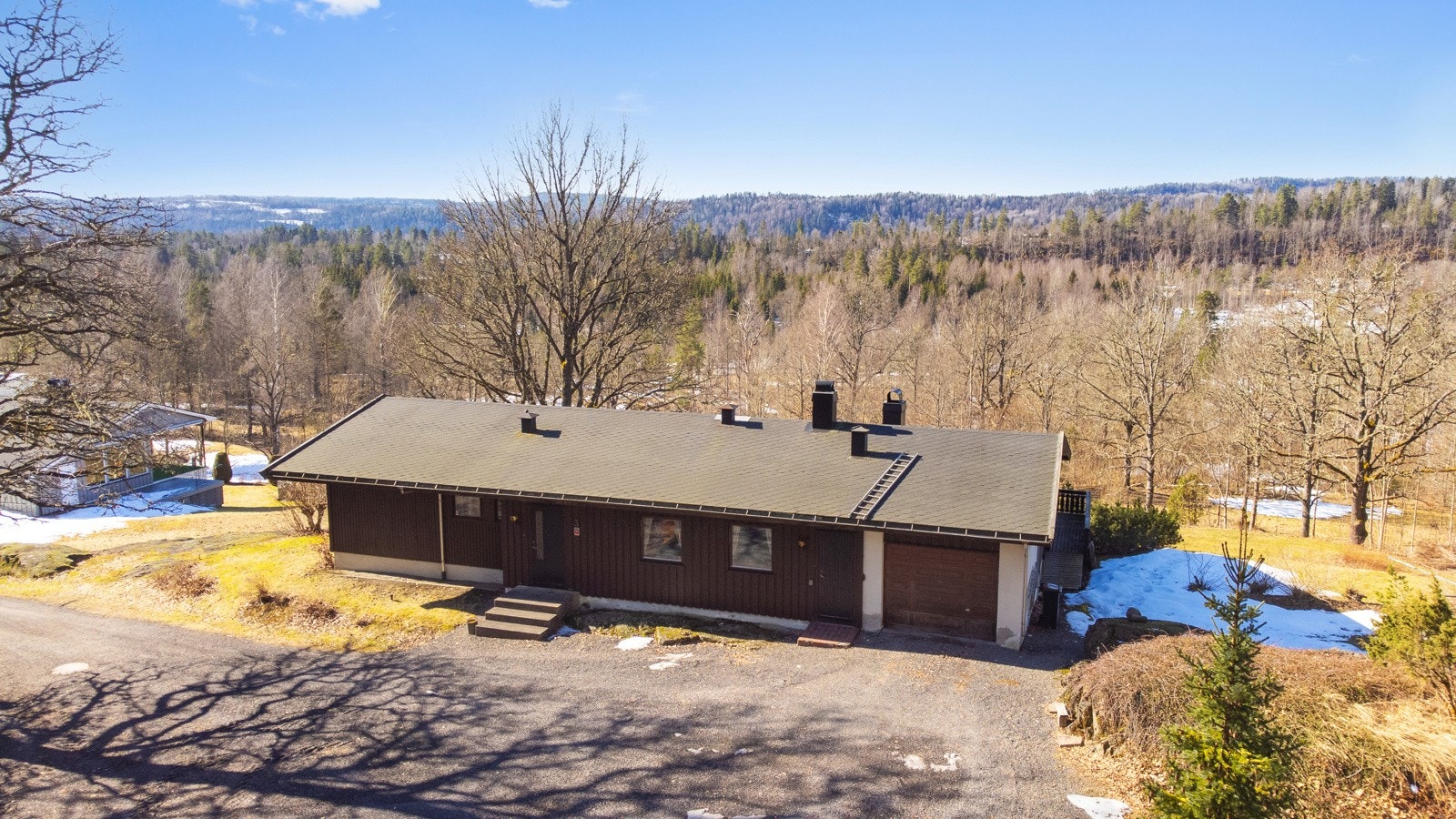 Parkering i integrert garasje samt foran denne. Galleribilde