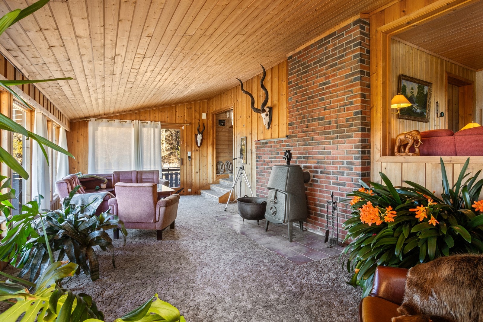 Det er flere ildsteder i huset, og stuene har vegg-til-vegg teppe. Galleribilde