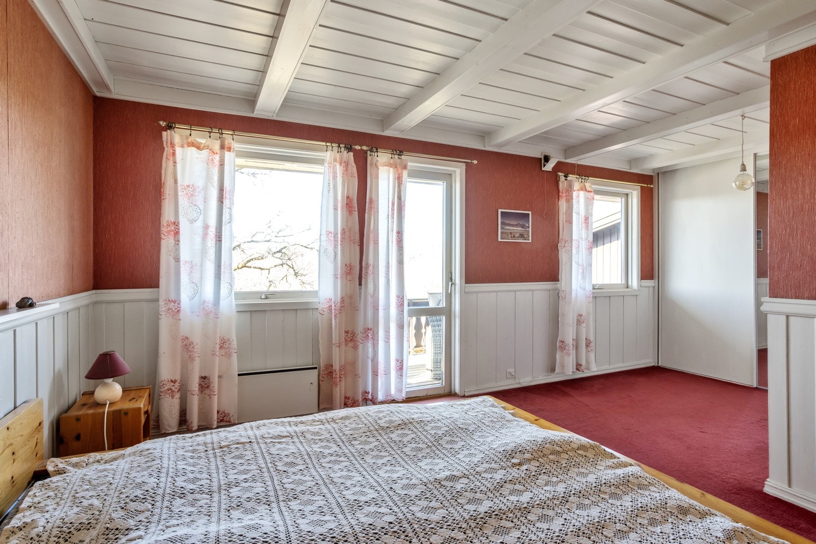 Plassbygget skyvedørsgarderobe på hovedsoverommet. Galleribilde