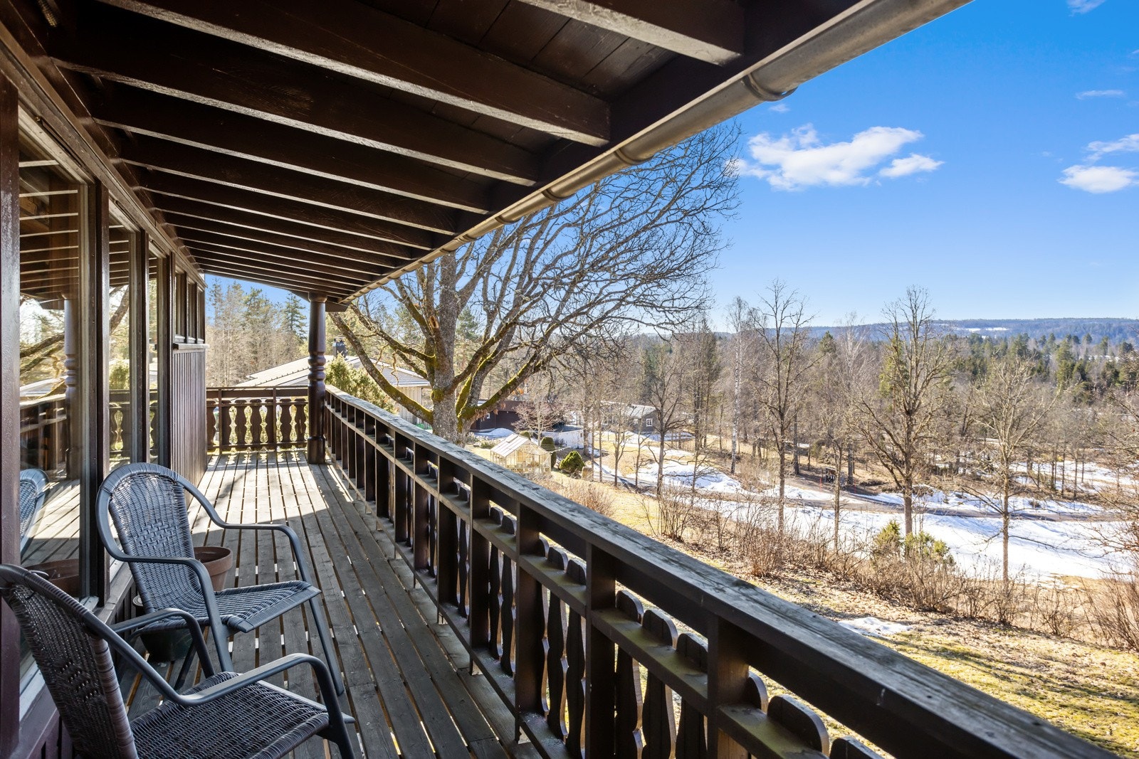 Utenfor øverste etasje ligger en stor, overbygd terrasse på ca. 40 kvm med sol og flott utsikt. Galleribilde