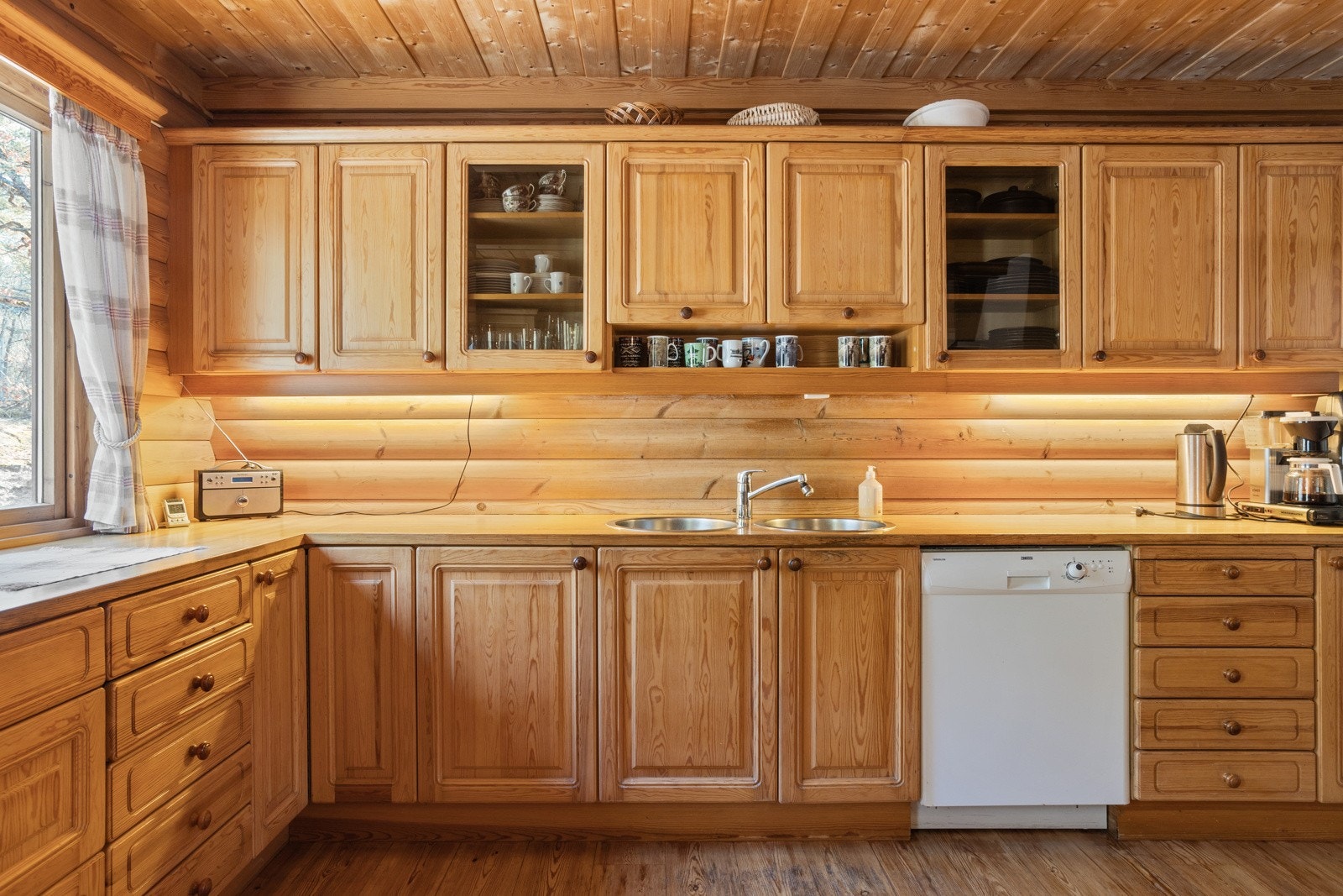 Kjøkkenet har innredning fra Huseby fra 1980-tallet. Galleribilde