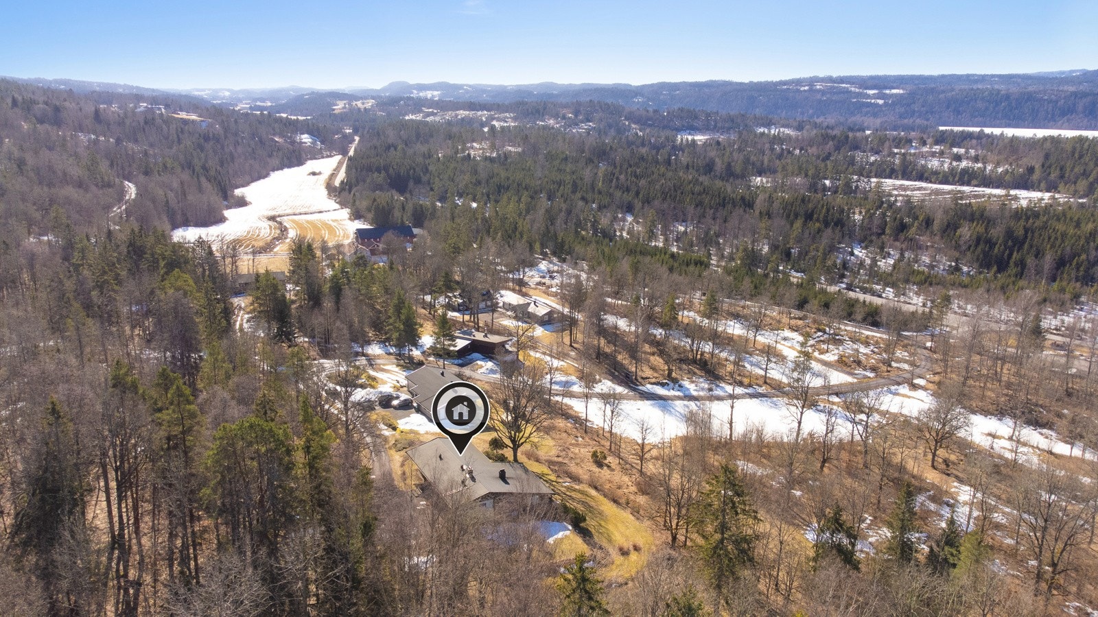 Eneboligen ligger på en naturlig høyde i terrenget vendt mot vest. Galleribilde