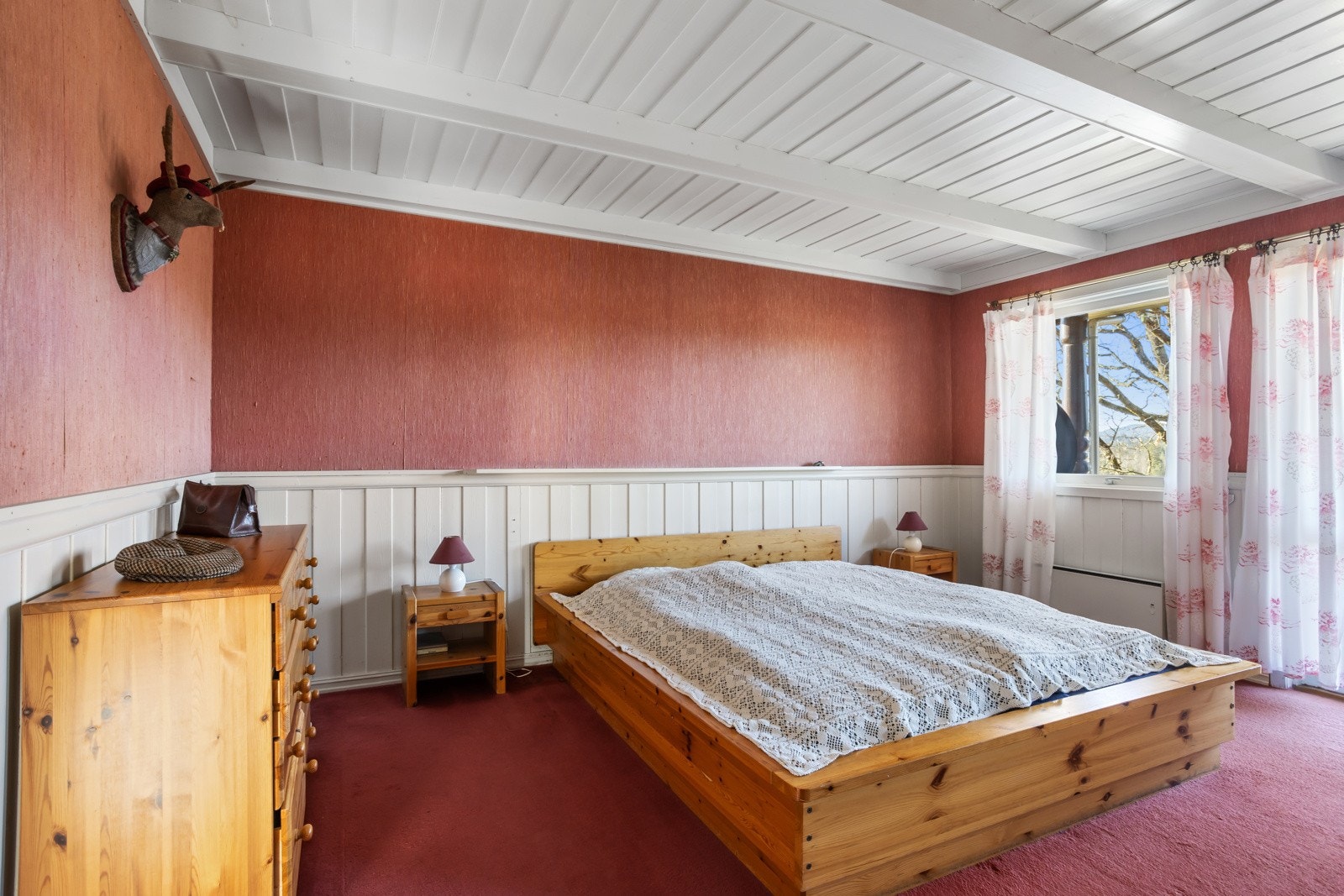 Stort hovedsoverom med utgang til terrassen. Galleribilde