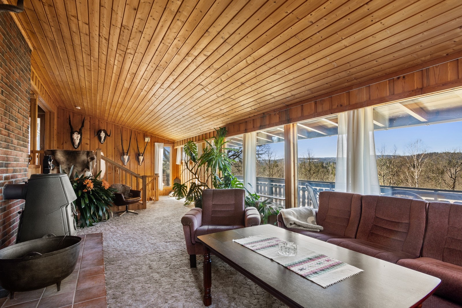 Stue med god takhøyde og store vinduer vendt ut mot terrassen. Ingen innsyn! Galleribilde