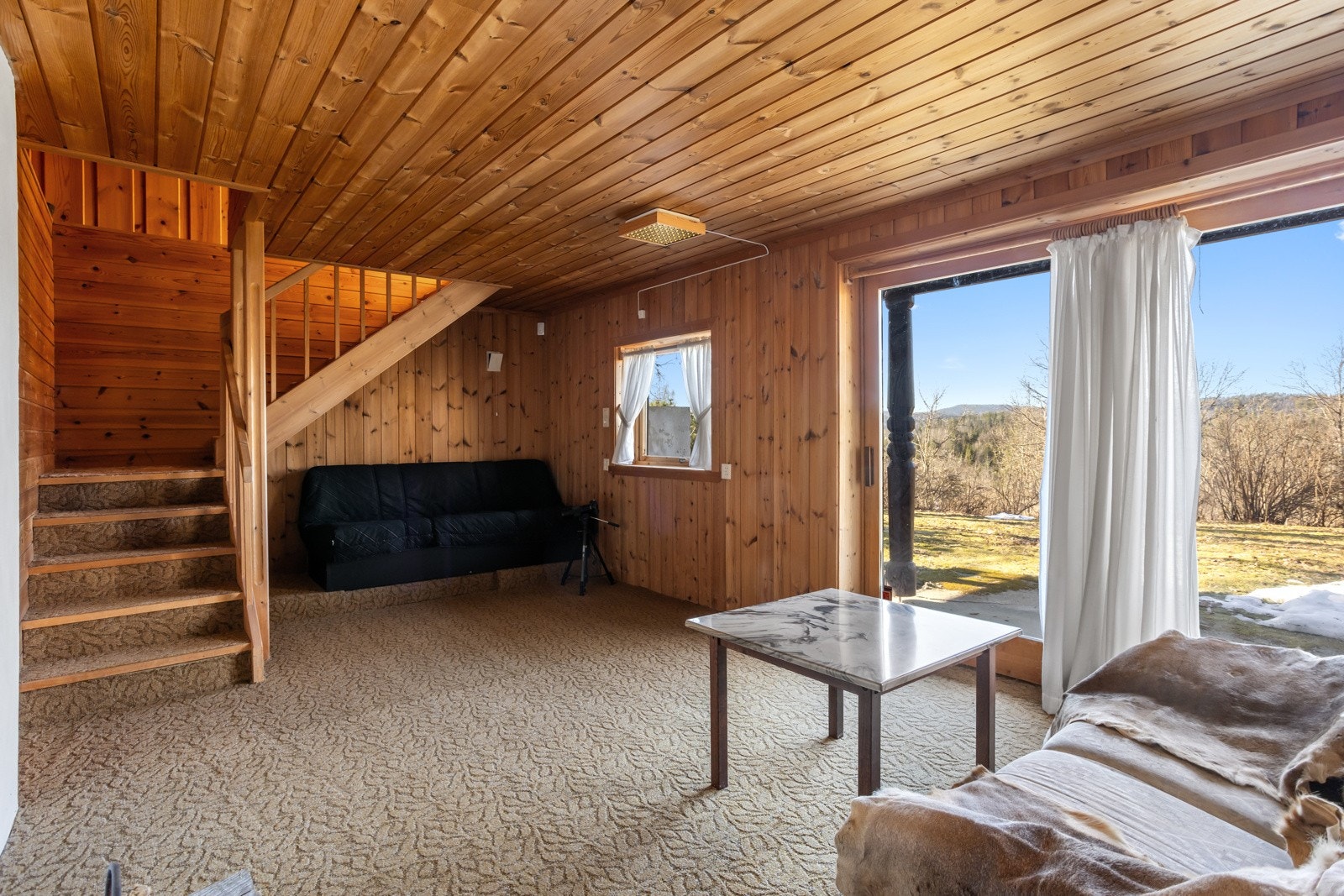 Kjellerstue med skyvedør ut til hagen. Galleribilde