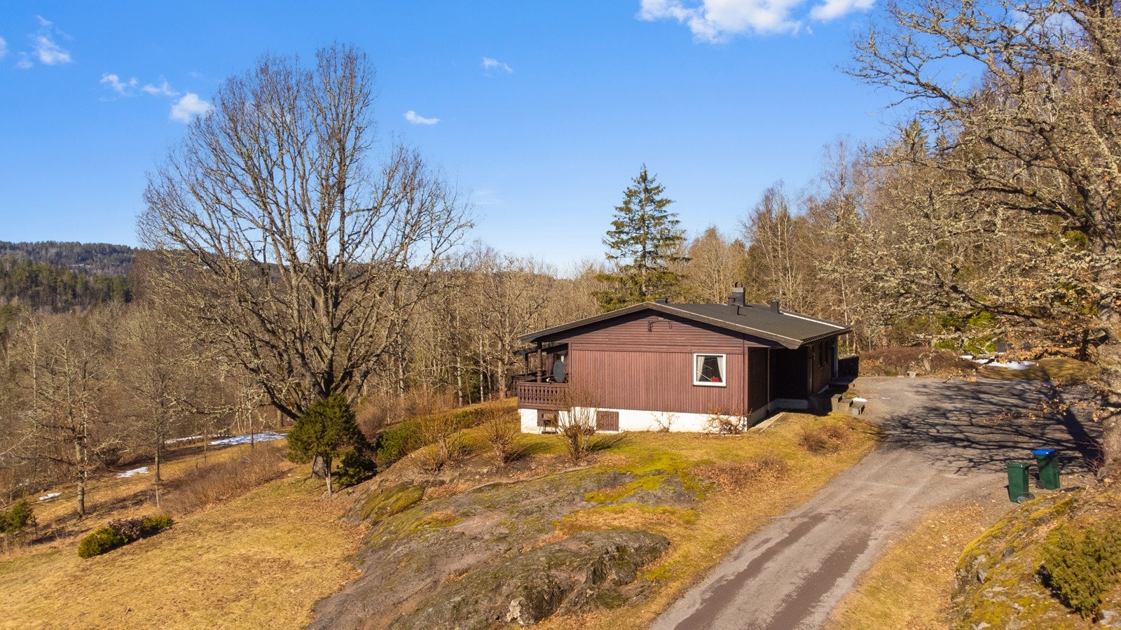 Landlig og god beliggenhet innerst i veien. Galleribilde