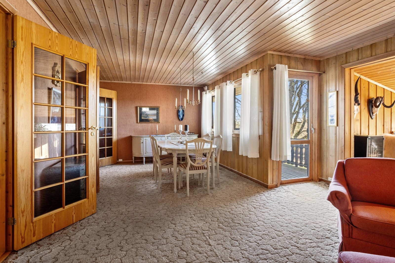 Spisestue med utgang til terrassen. Galleribilde