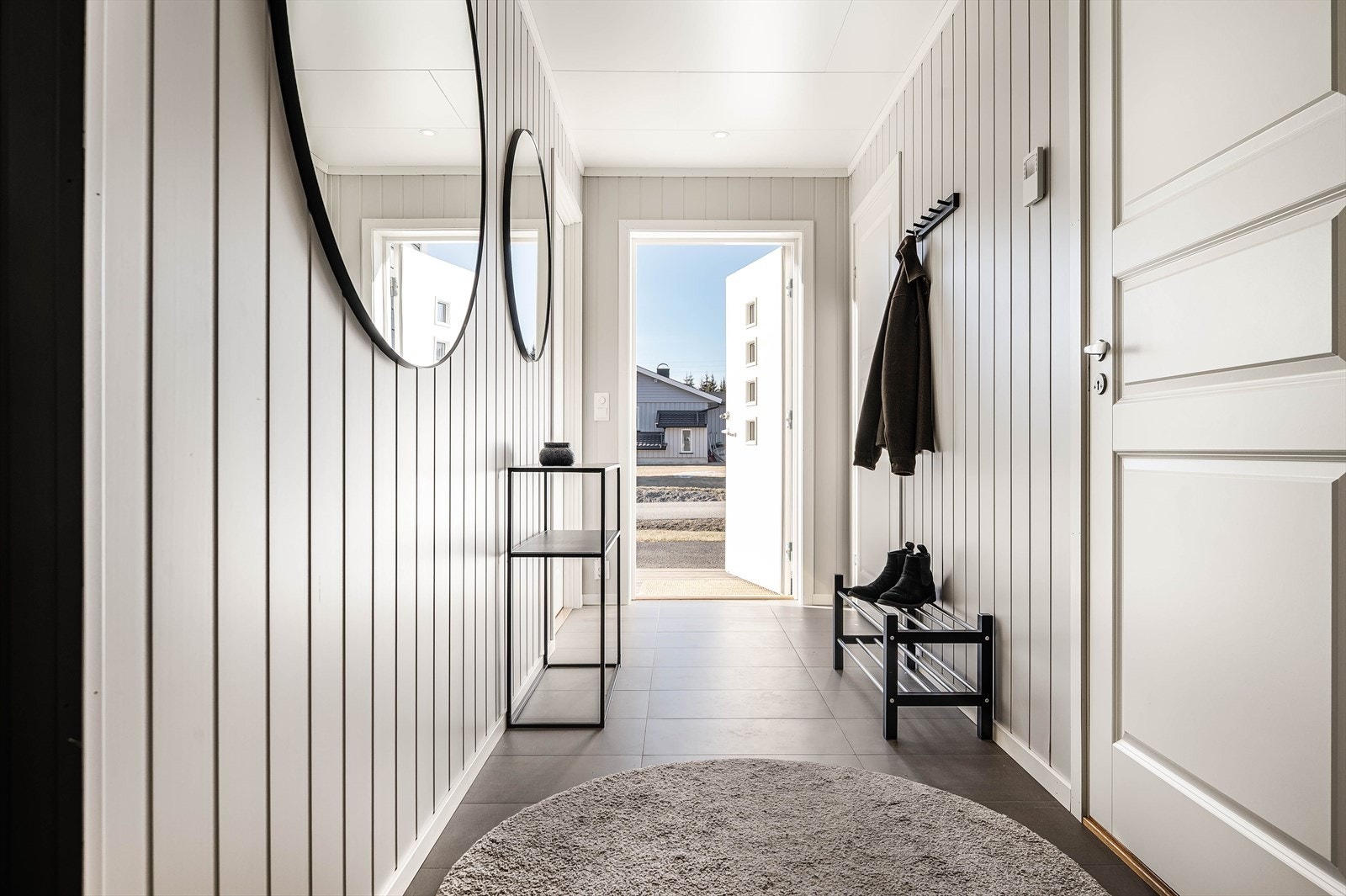 Du ønskes velkommen inn i en lys entré med plass til klær og yttertøy. Galleribilde