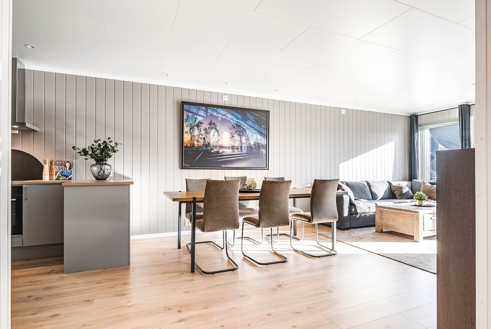 I stuen er det plass til spisegruppe og sofagruppe. Galleribilde