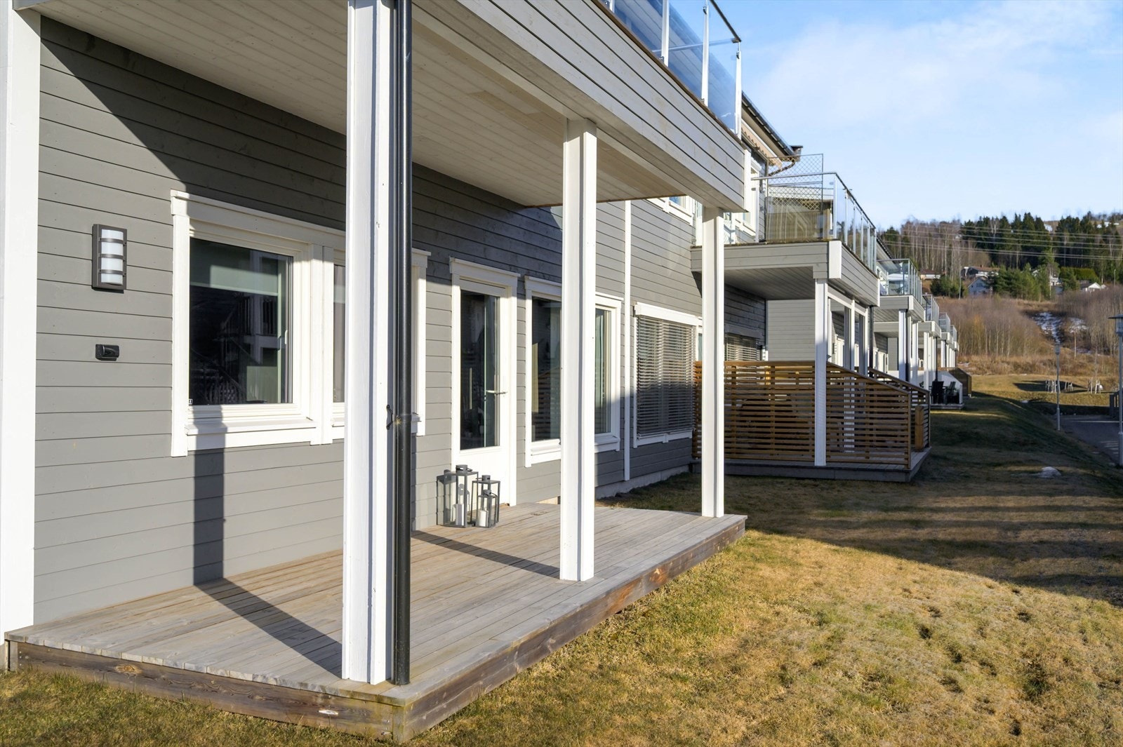 Uteplassen med terrasse og litt plen. Galleribilde