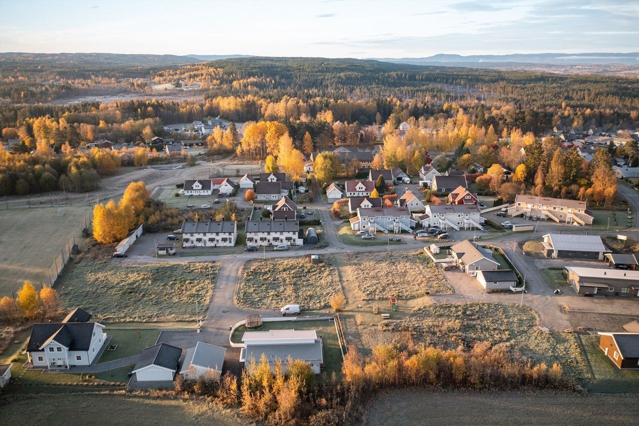 Dronefoto av tomteområdet. Flott naturlandskap i umiddelbar nærhet! Galleribilde