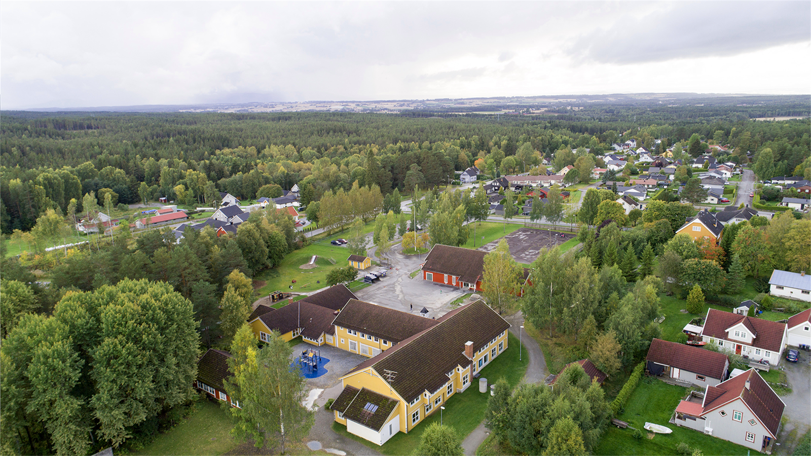 Frodige og rolige Ådalsbruk, skolen i forkant. Galleribilde