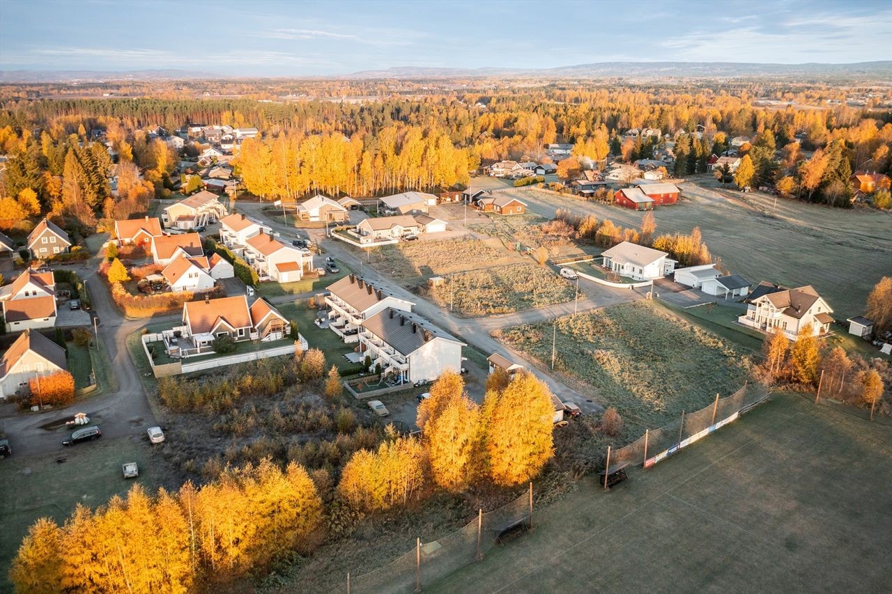 Dronefoto av området. Idrettsplassen i forgrunnen! Galleribilde