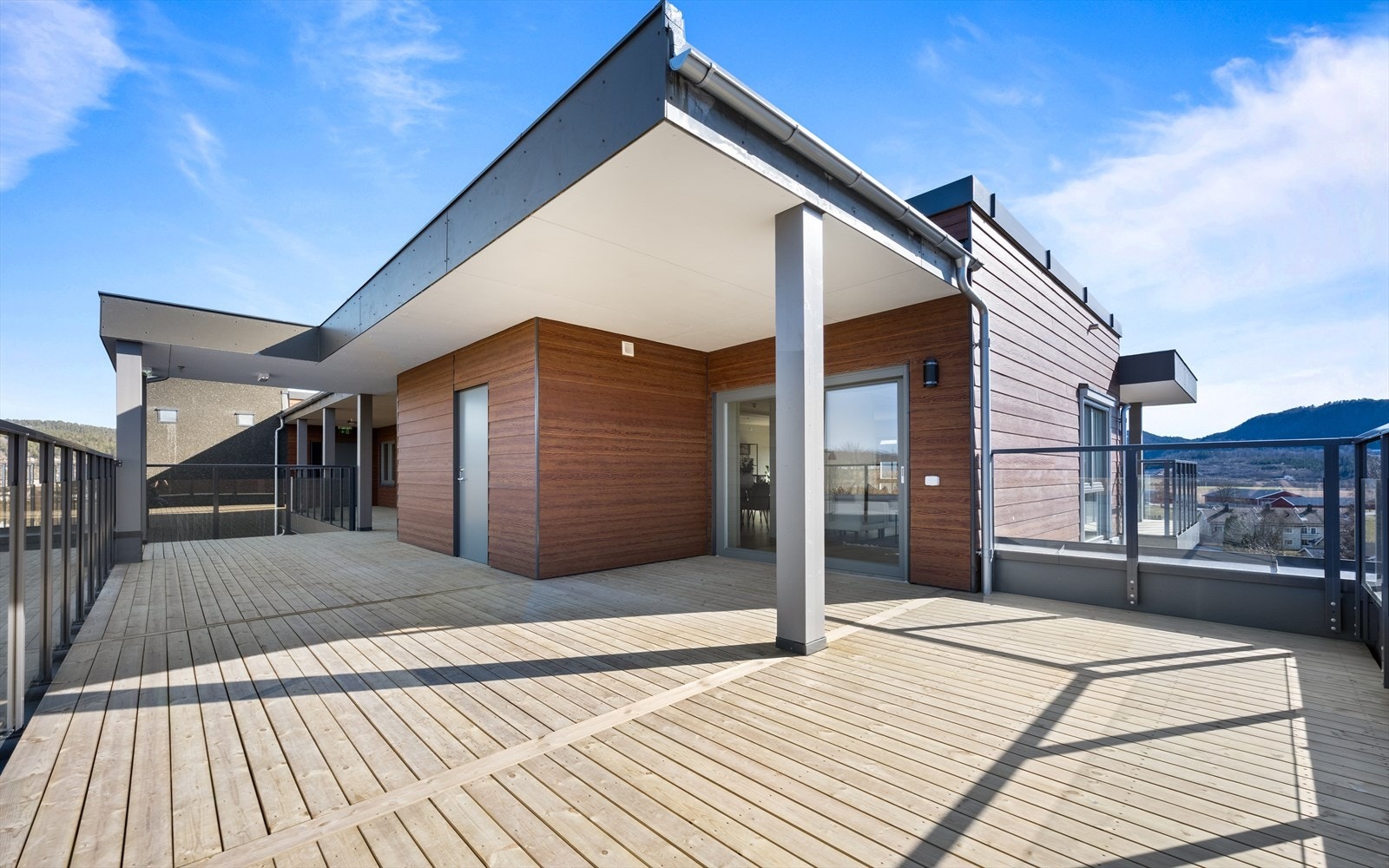 Boligen har svært god uteplass med to balkonger Galleribilde