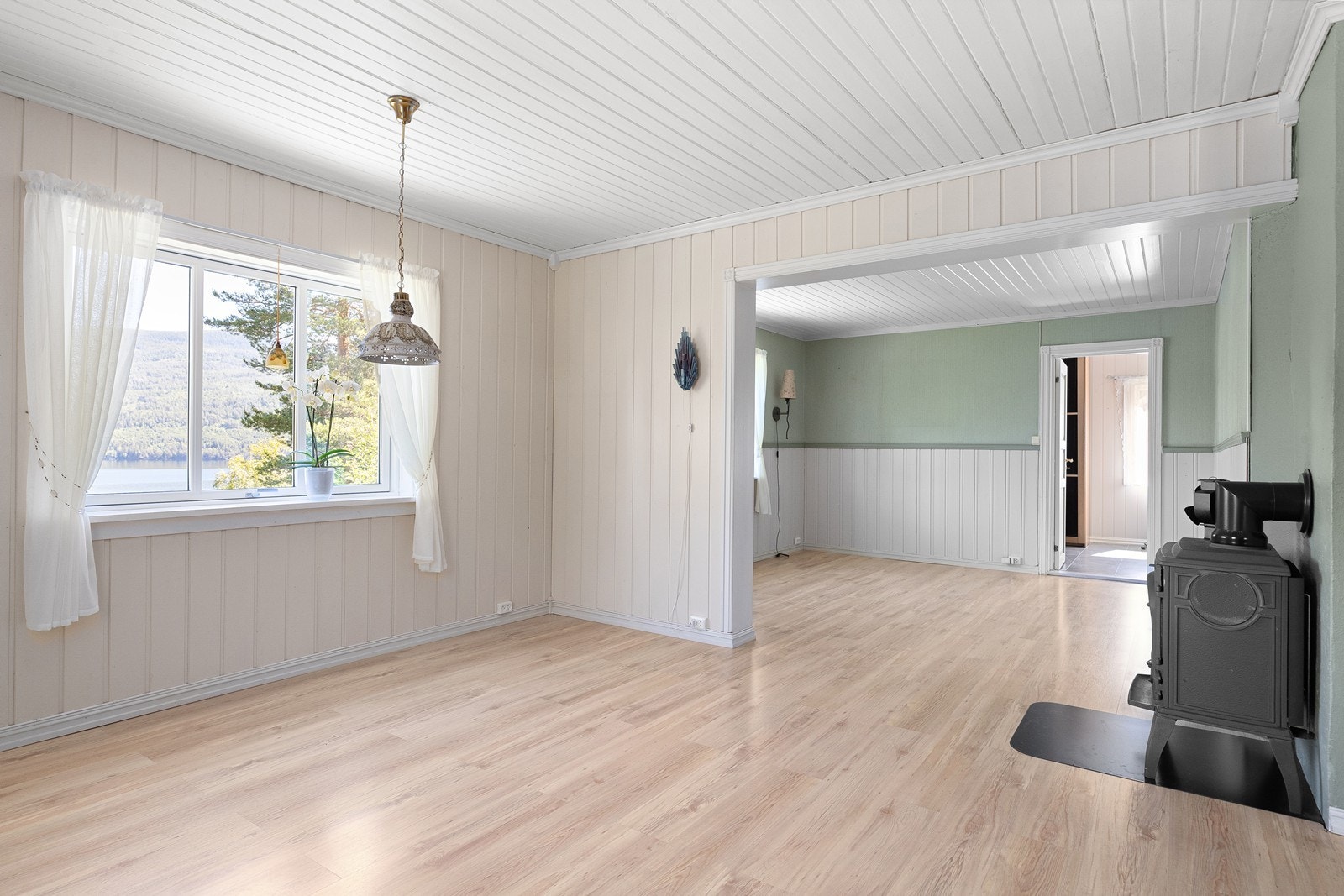 Stuen er utstyrt med vedovn Galleribilde