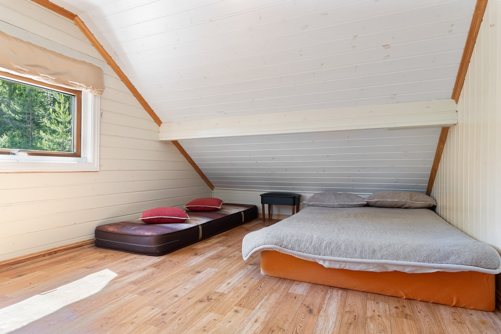 Rom på loft Galleribilde