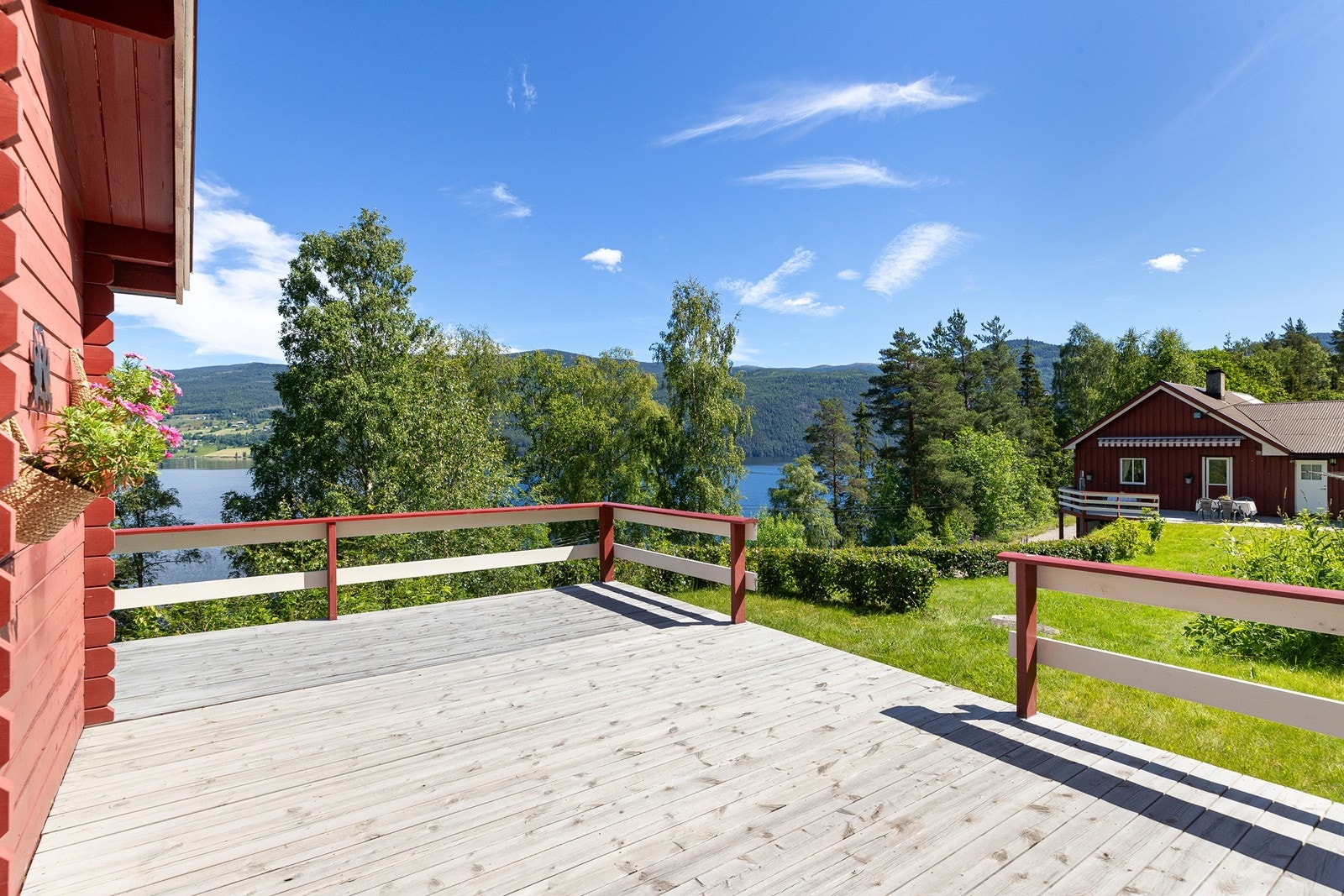 Her er det også en stor terrasse Galleribilde