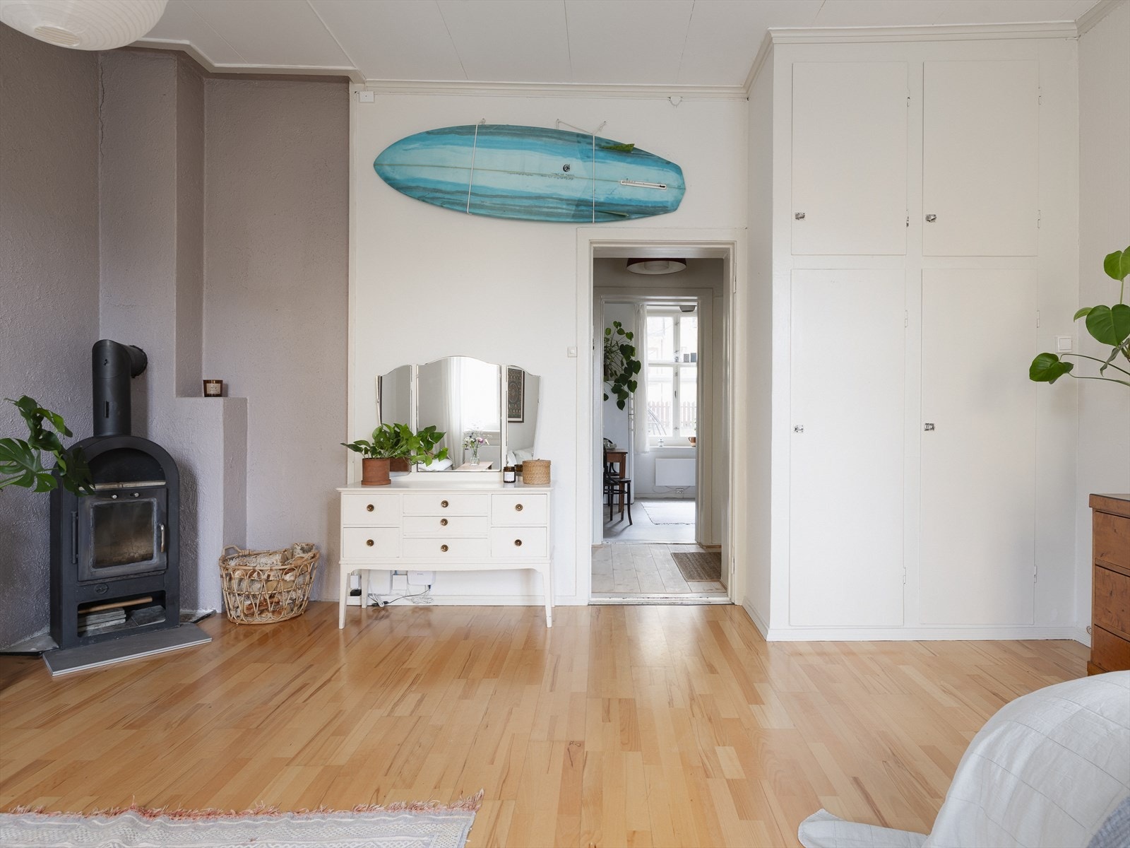 Rikelig med oppbevaringsplass i integrert garderobeskap fra tak til gulv. Galleribilde