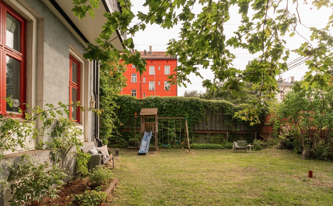 Borettslaget har også en stor, inngjerdet forhage med felles grill og pizzaovn. Galleribilde
