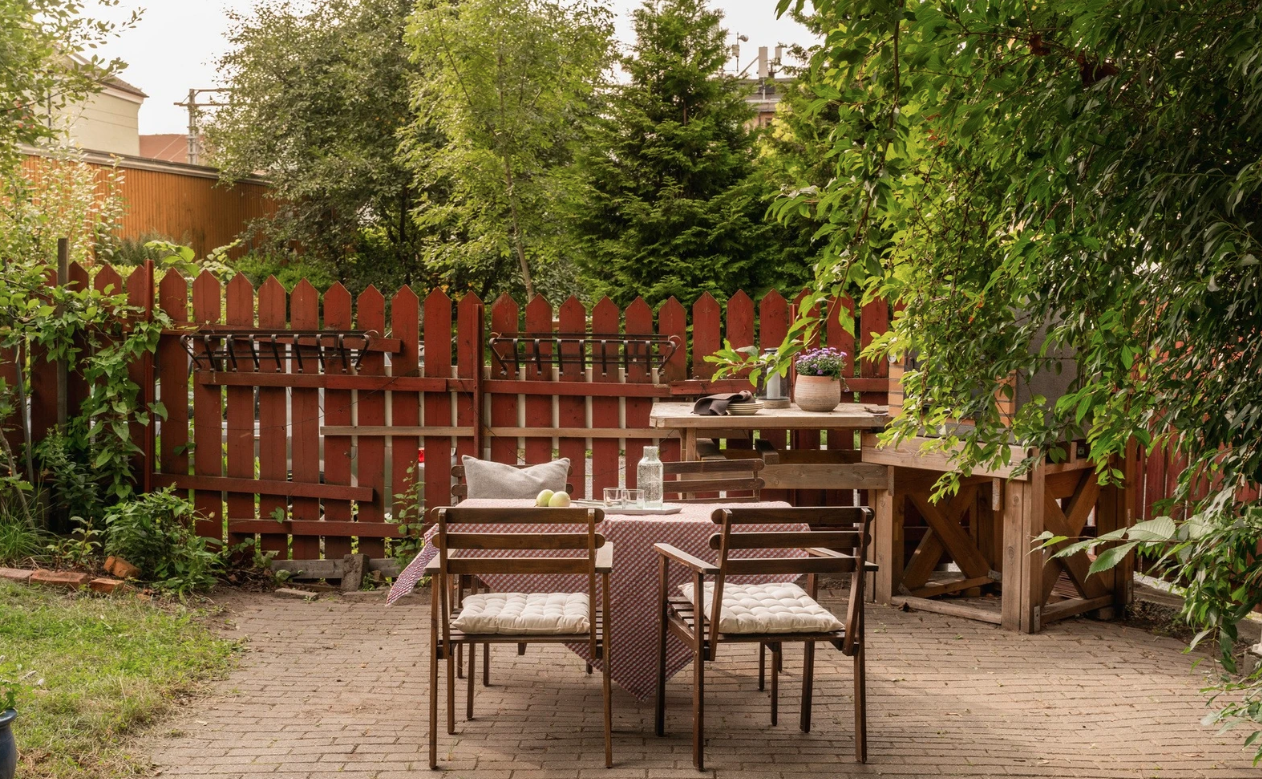 Det er også sittegrupper i hagen og plantekasser for hobbygartneren! Her trives både planter og mennesker. Galleribilde