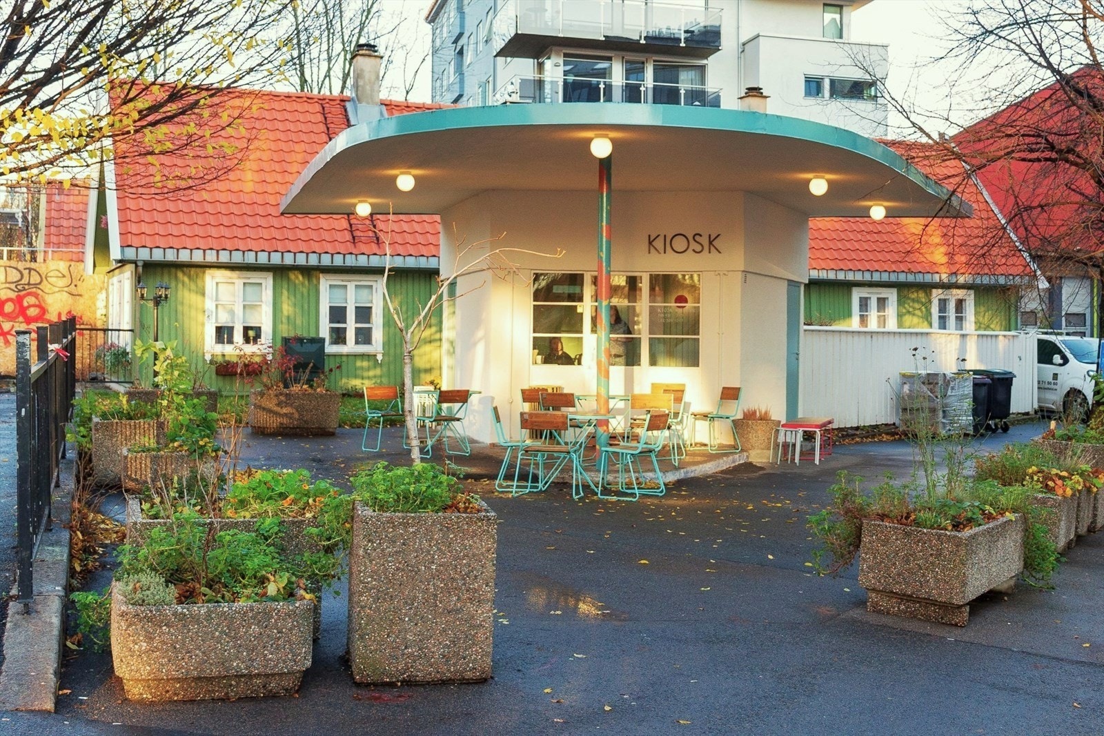 Kiosk er en uavhengig kaffebar som holder til i en bensinstasjon fra 1935 i St. Halvards gate på Galgeberg. Her selger de kaffe, bakst og det du trenger til kaffeslabraset. Galleribilde