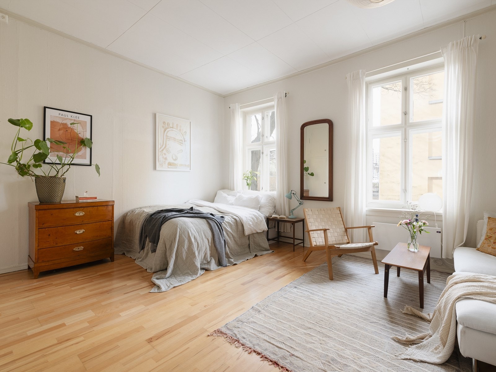 Leiligheten ligger meget fint til i Gamlebyen - Området er sentralt, samtidig som at det oppleves akkurat langt nok unna kjernen til at det er et rolig område det er godt å bo. Galleribilde