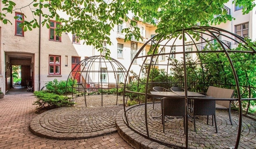 Hyggelig bakgård med sittegrupper og sykkelstativ for beboerne. Galleribilde