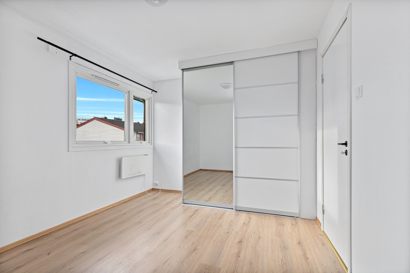 Hovedsoverom med garderobeskap Galleribilde