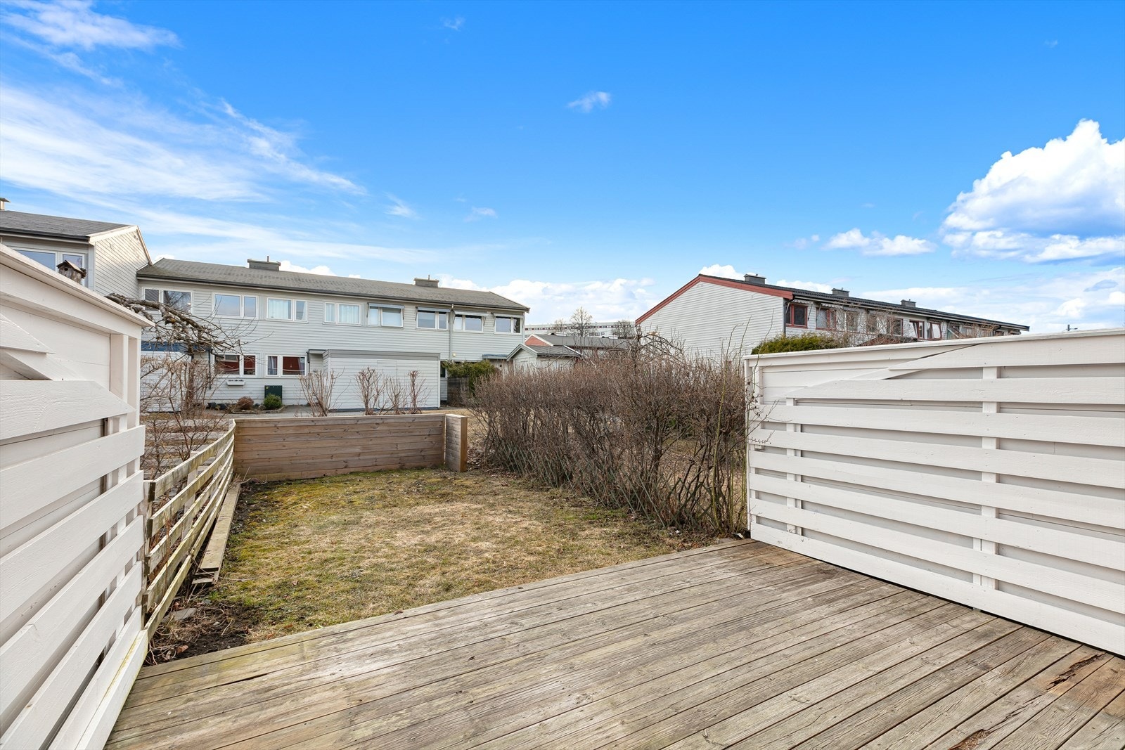 Privat hageområde med terrasse for utendørs aktiviteter. Galleribilde