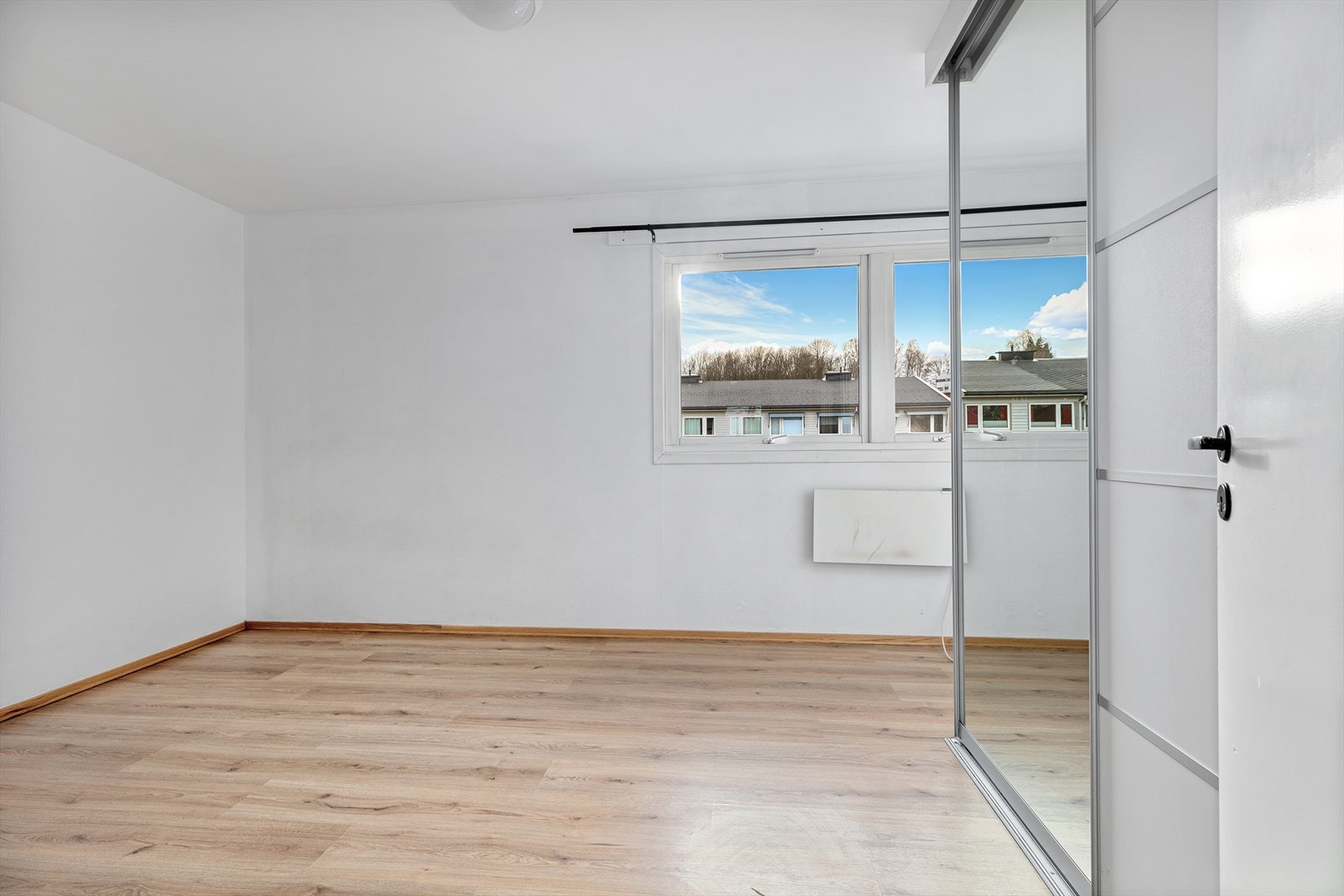 Hovedsoverom med skyvedørsgarderobe for enkel oppbevaring. Galleribilde