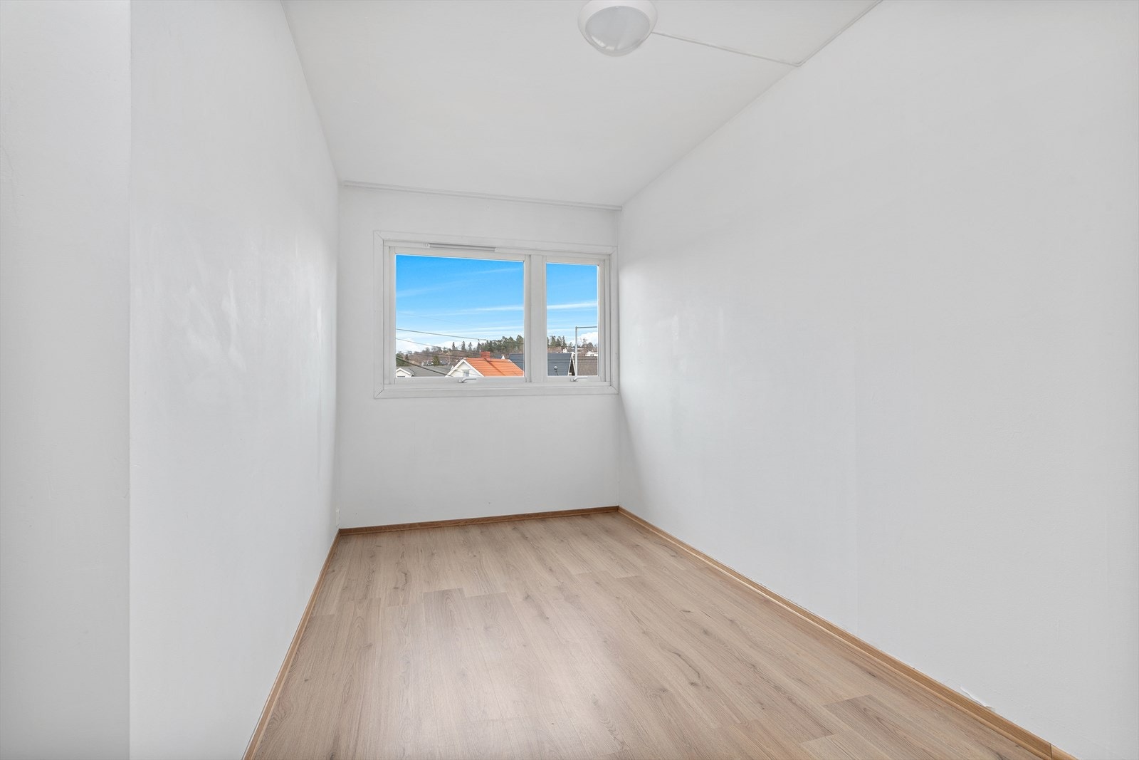 Soverom 2 med lyse vegger og gulv for en frisk følelse. Galleribilde