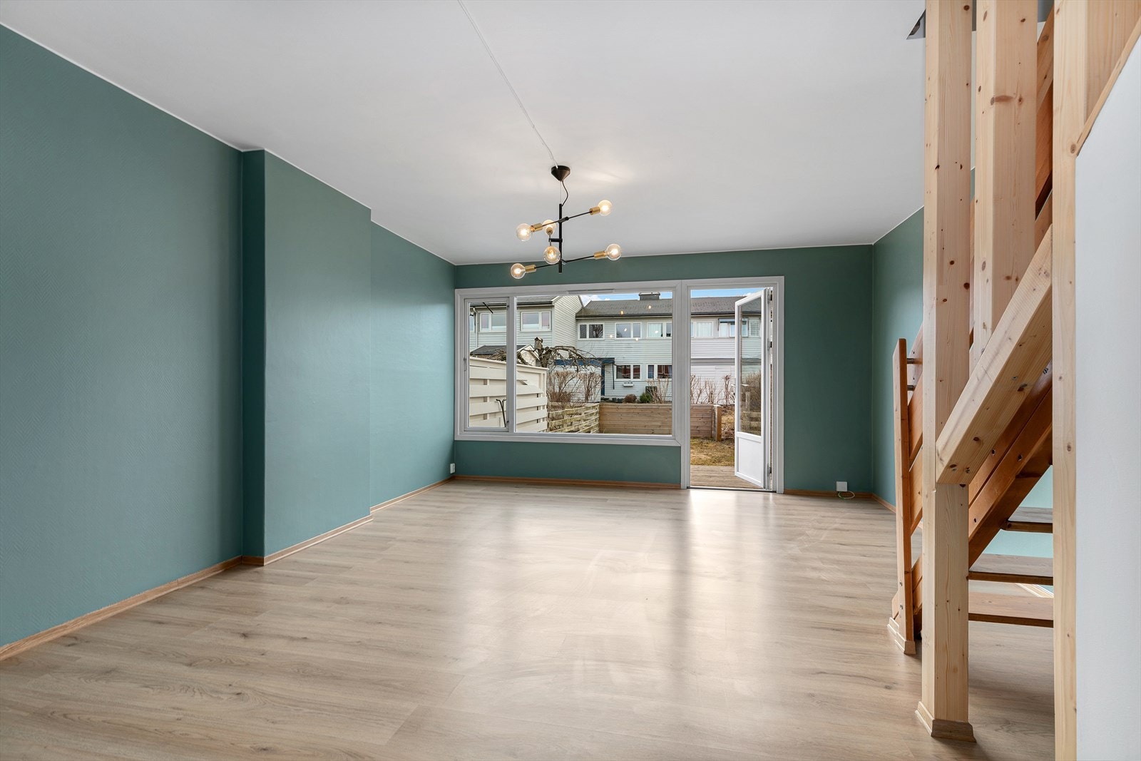 Stuen har store vinduer som slipper inn mye naturlig lys. Galleribilde