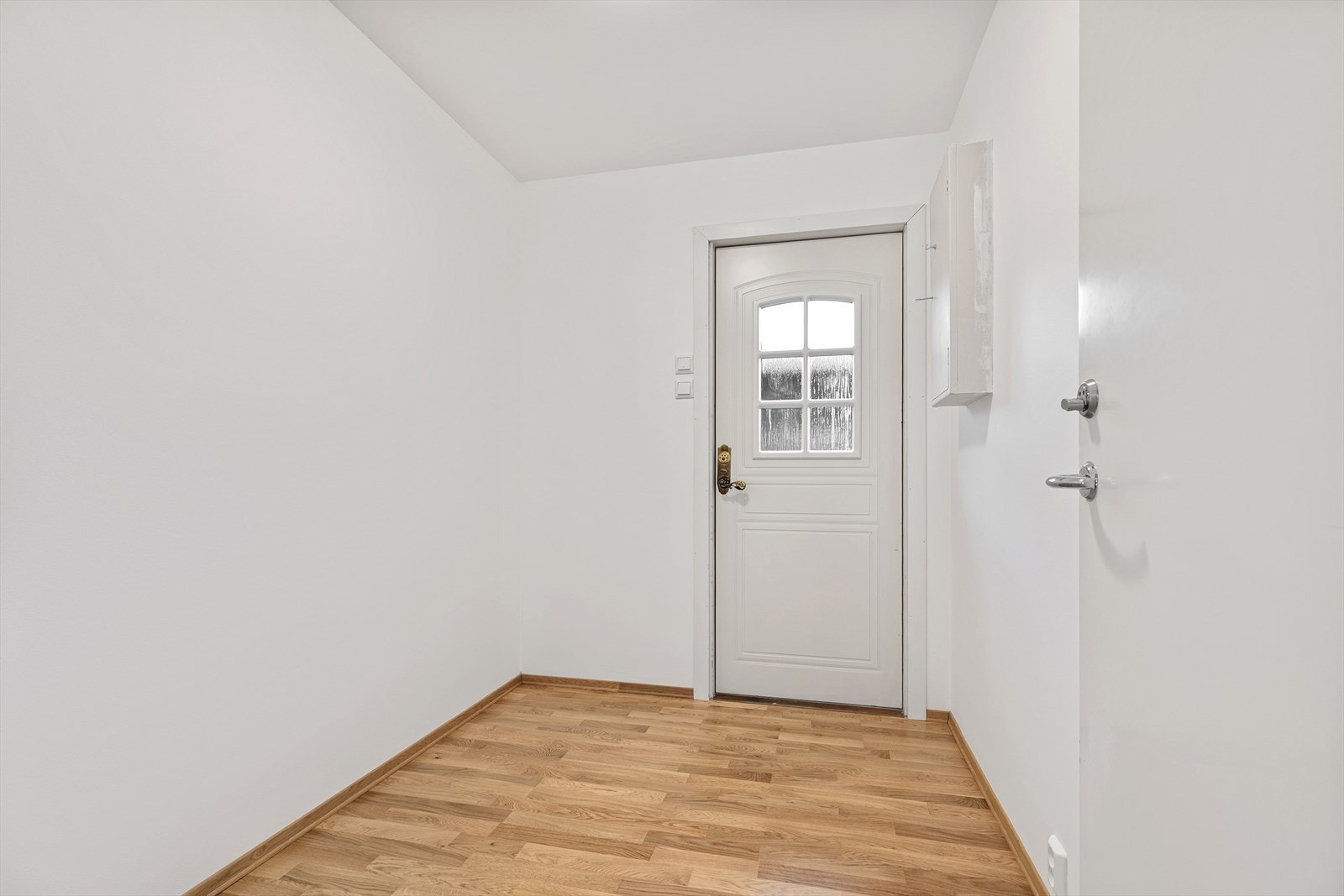 Innbydende entré med lyse gulv. Galleribilde