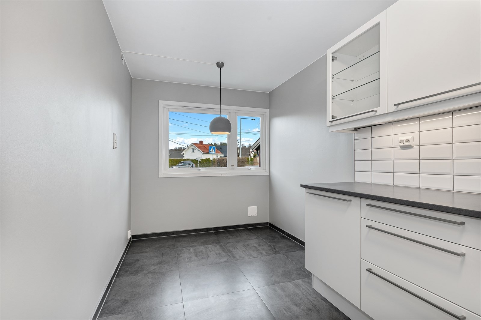 Kjøkkenhjørne med plass for spisebord. Galleribilde