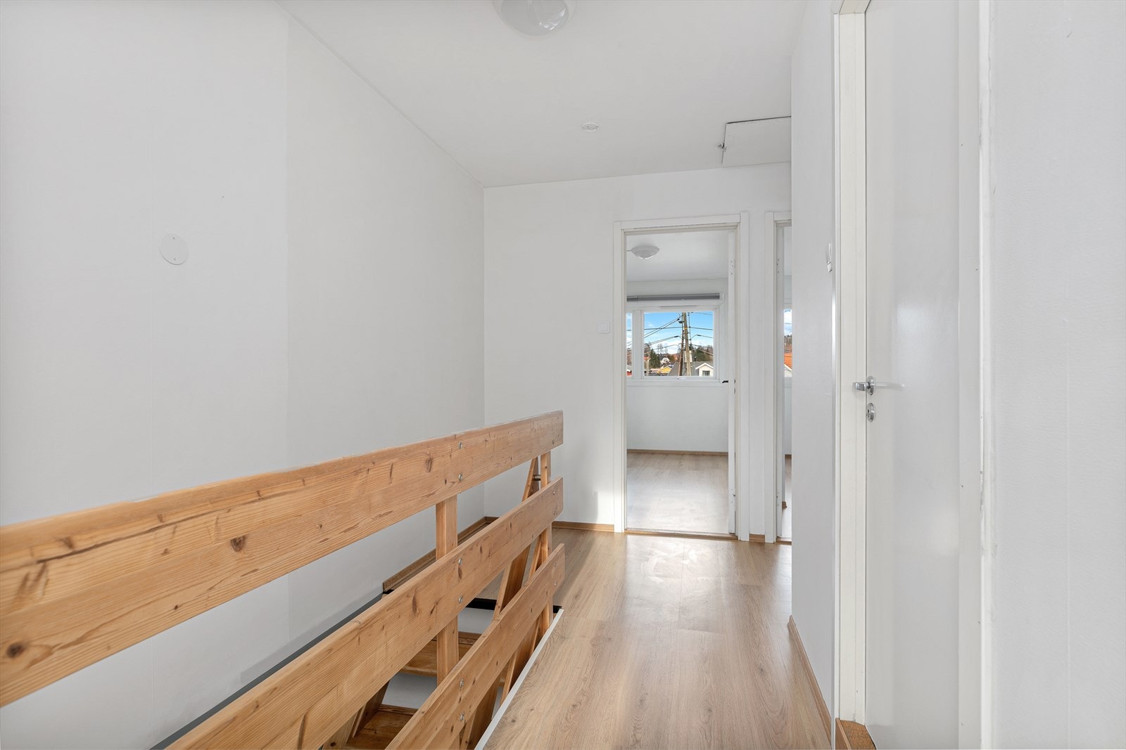 Lys trappeoppgang med treverk detaljer. Galleribilde
