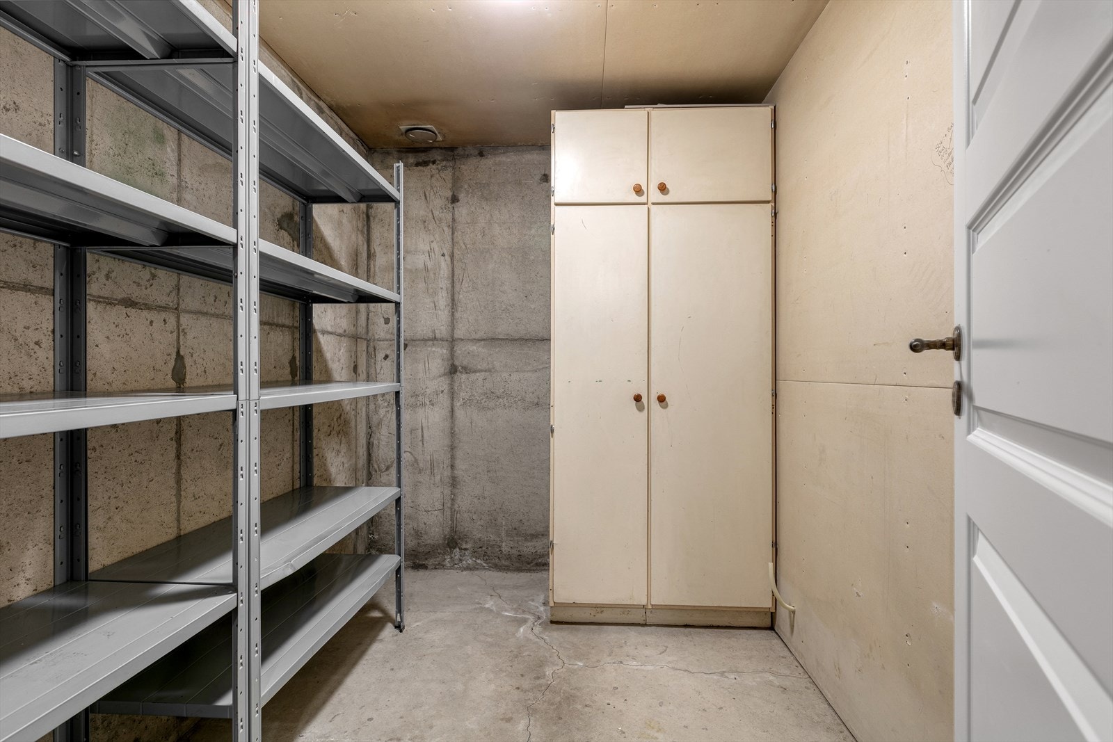 Kjellerbod med rikelig med lagringsplass for sesongutstyr. Galleribilde